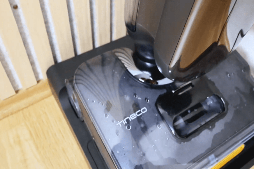 Tineco Floor One S9 Artist Boost Steam Premium steht in der Selbstreinigungsstation